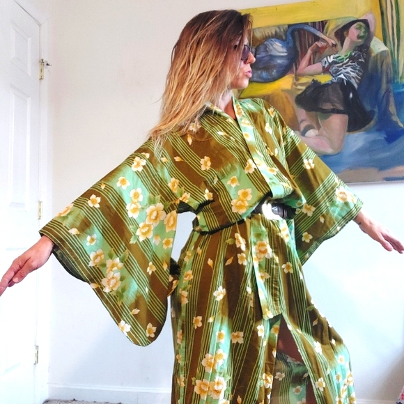 Vintage Japanese Kimono w/ retro flowers & stripes - Picture 2 of 11